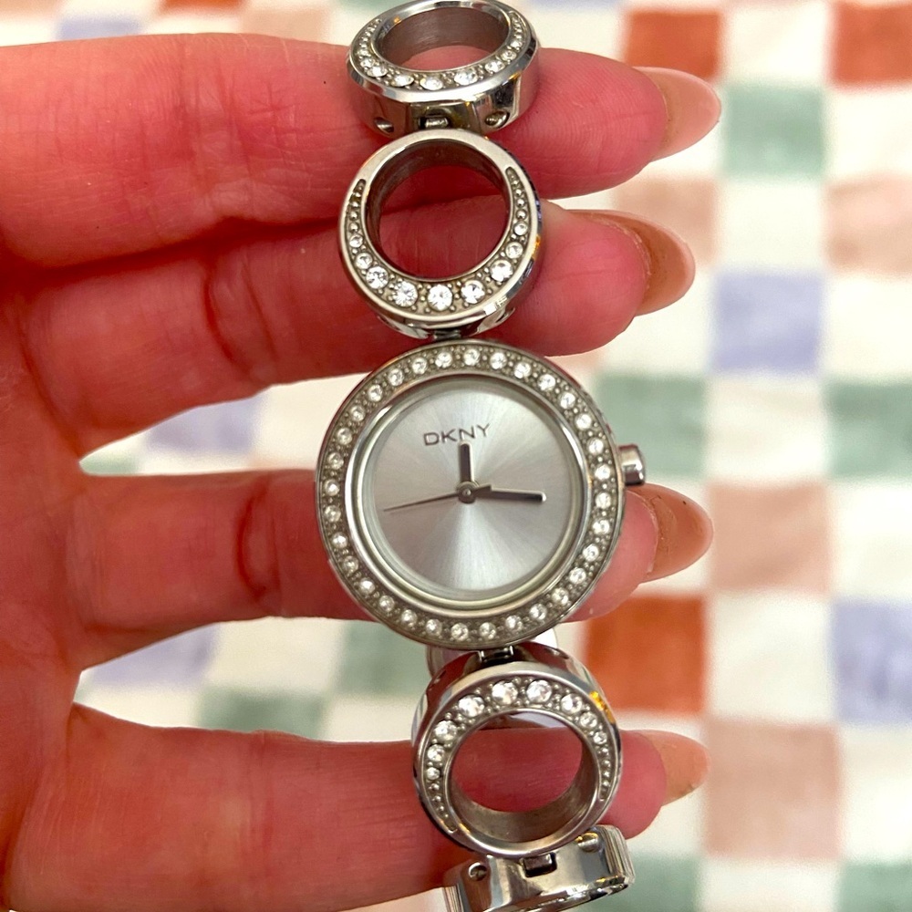 DKNY WOMENS ROUND FACE WATCH
